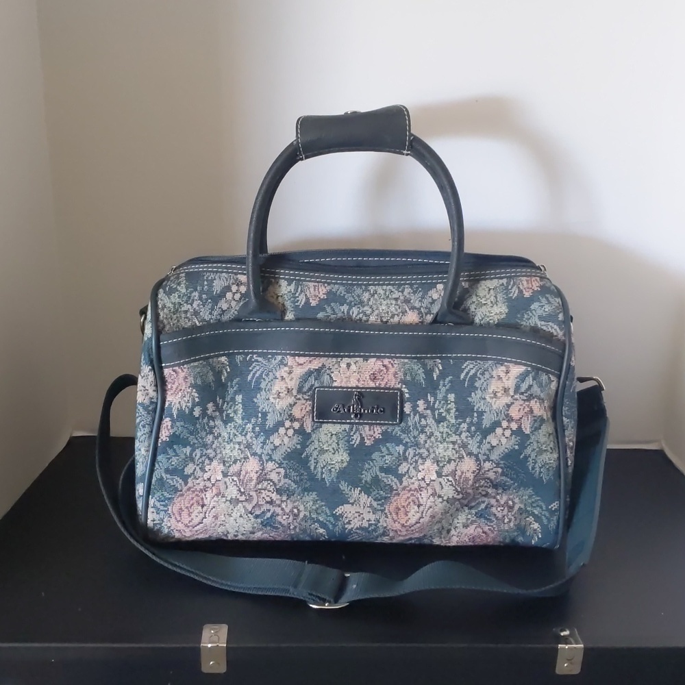 ATLANTIC TAPESTRY BAG. Kensington Rose pattern. Front/middle/inside zip